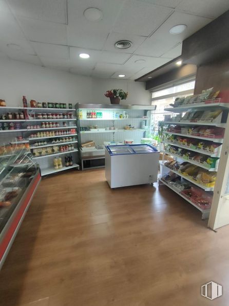 Retail for rent at Calle Esteban Collantes, Ciudad Lineal, Madrid, 28017 with furniture, shelving, shelf, interior design, retail, commercial building, ceiling, glass, convenience store and display case around