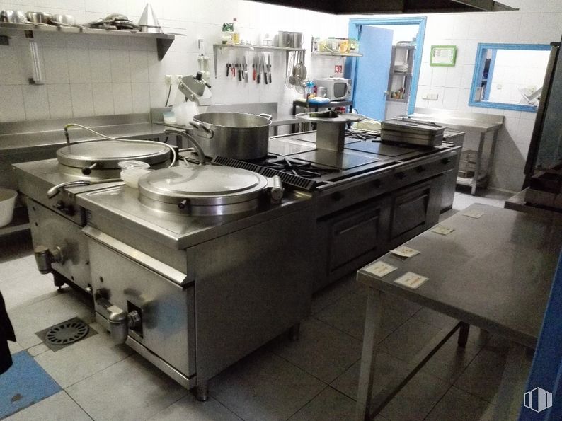 Industrial for sale at Calle Polígono Industrial, Las Ventas de Retamosa, Toledo, 45183 with table, cabinetry, gas stove, cooktop, kitchen stove, countertop, kitchen appliance, stove, kitchen and cookware and bakeware around