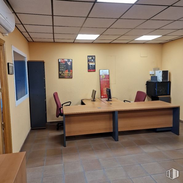 Industrial for sale & for rent at Avenida Naciones, Illescas, Toledo, 45200 with table, furniture, interior design, wood, architecture, flooring, floor, houseplant, desk and building around