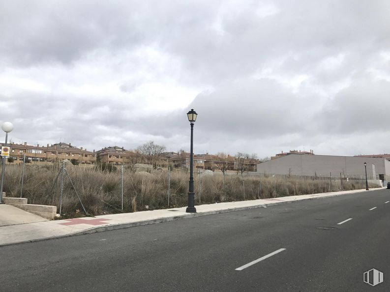 Land for sale at Avenida España, Ávila, 05004 with lighting, cloud, sky, street light, plant, road surface, asphalt, tar, tree and landscape around