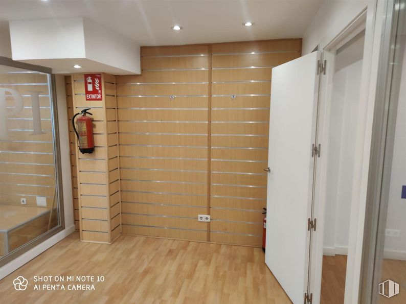 Local en alquiler y venta en Calle Ríos Rosas, 34, Chamberí, Madrid, 28003 con accesorio, madera, interiorismo, suelos, suelo, puerta, edificio, madera dura, exterior del automóvil y tinte para madera alrededor