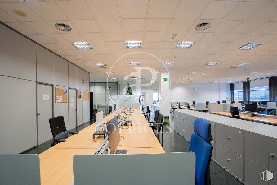 Oficina en alquiler en Avenida Industria, Alcobendas, Madrid, 28108 con silla, interiorismo, mueble, techo, silla de oficina, suelos, equipos de oficina, escritorio, alumbrado y dispositivo electrónico alrededor