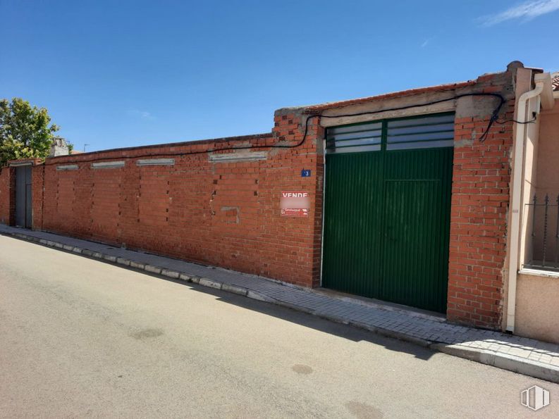 Land for sale at Calle Hernán Cortés, 23, Lillo, Toledo, 45870 with door, sky, road surface, brickwork, asphalt, window, brick, wood, land lot and tree around