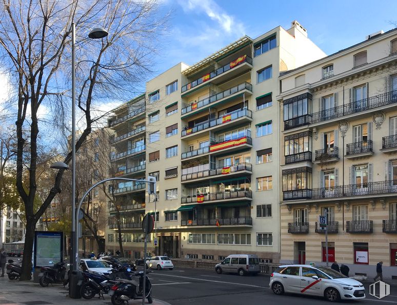 Oficina en alquiler en Calle Almagro, 26, Chamberí, Madrid, 28010 con coche, motocicleta, edificio, cielo, rueda, neumático, vehículo, ventana, propiedad y nube alrededor