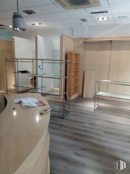 Retail for sale & for rent at Zona Centro, Cuenca, 16002 with lighting, property, wood, interior design, flooring, floor, fixture, wall, hardwood and hall around