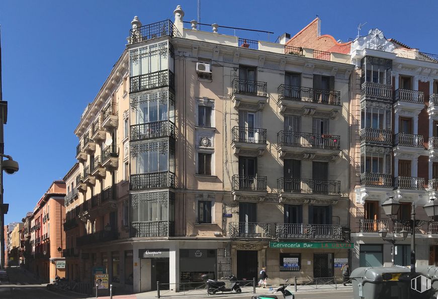 Retail for sale at Zona Universidad, Centro, Madrid, 28015 with building, sky, property, window, urban design, condominium, commercial building, thoroughfare, tire and residential area around