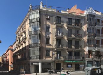 Local en venta en Zona Universidad, Centro, Madrid, 28015 con edificio, cielo, propiedad, ventana, diseño urbano, condominio, edificio comercial, vía pública, neumático y zona residencial alrededor