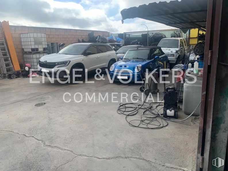 Industrial for sale at Calle Puerto Guadarrama, Móstoles, Madrid, 28935 with car, luggage & bags, automotive parking light, land vehicle, wheel, tire, vehicle, automotive tire, hood and motor vehicle around