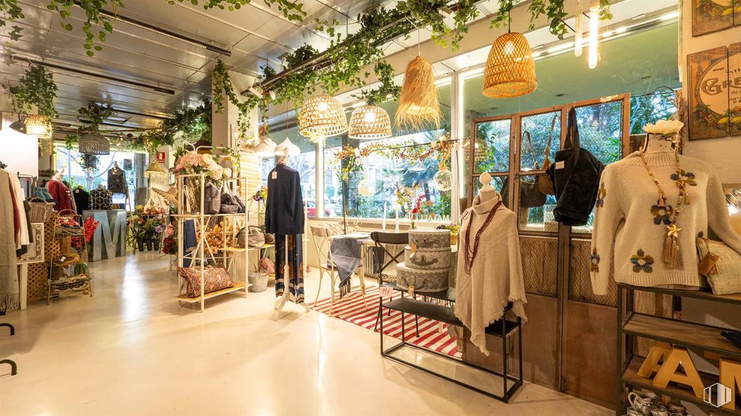 Retail for rent at Avenida de Nazaret, 10, Retiro, Madrid, 28009 with lighting, outerwear, light fixture, person, clothing, coat, retail, interior design, boutique and market around