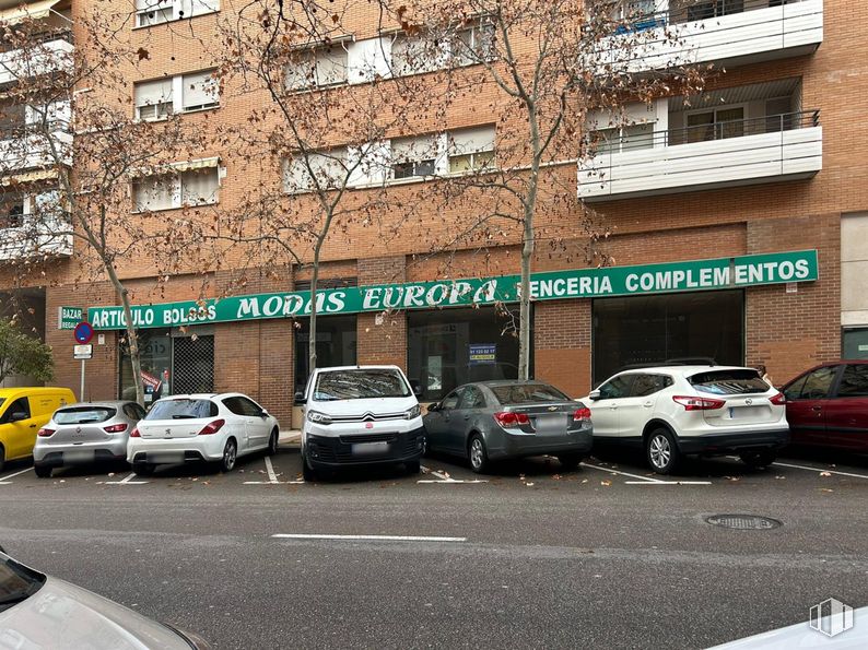 Local en alquiler en Calle Parque Bujaruelo, Alcorcón, Madrid, 28924 con coche, ventana, iluminación del automóvil, luz de estacionamiento, exterior del automóvil, neumático de automoción, luces traseras y de freno, sistema de ruedas para automóviles, coche familiar y edificio comercial alrededor