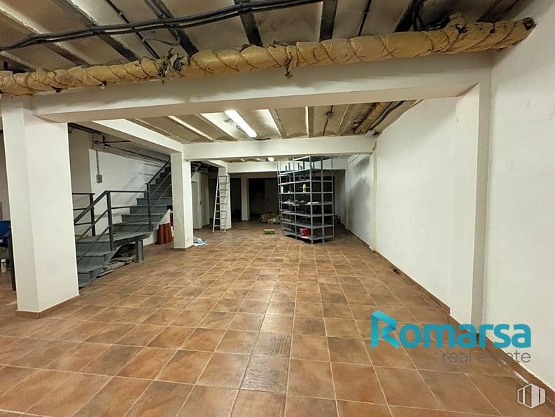 Retail for rent at Paseo San Roque, Ávila, 05003 with fixture, hall, wood, flooring, floor, composite material, ceiling, room, concrete and event around