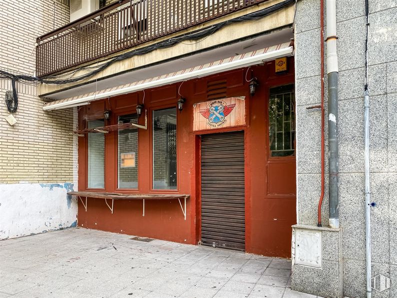 Local en alquiler en Calle Pablo Casals, Parla, Madrid, 28980 con puerta, ventana, edificio, madera, accesorio, arquitectura, albañilería, ladrillo, fachada y superficie de la carretera alrededor