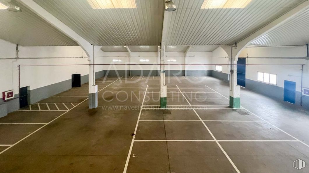 Nave en venta en Zona industrial, Alcorcón, Madrid, 28922 con edificio, hall, interiorismo, suelos, suelo, accesorio, pabellón, sombra, simetría y techo alrededor