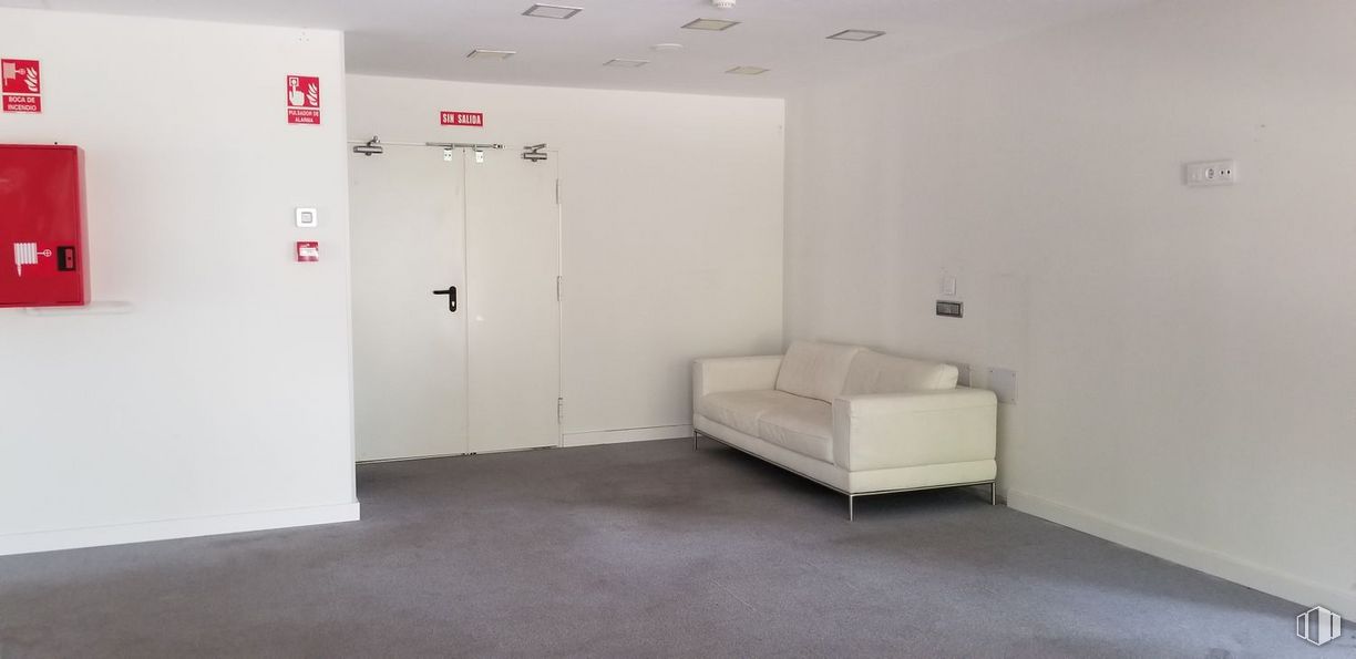 Office for rent at Zona Yucatán, Las Rozas de Madrid, Madrid, 28231 with couch, property, fixture, comfort, interior design, floor, flooring, material property, ceiling, house and wood around