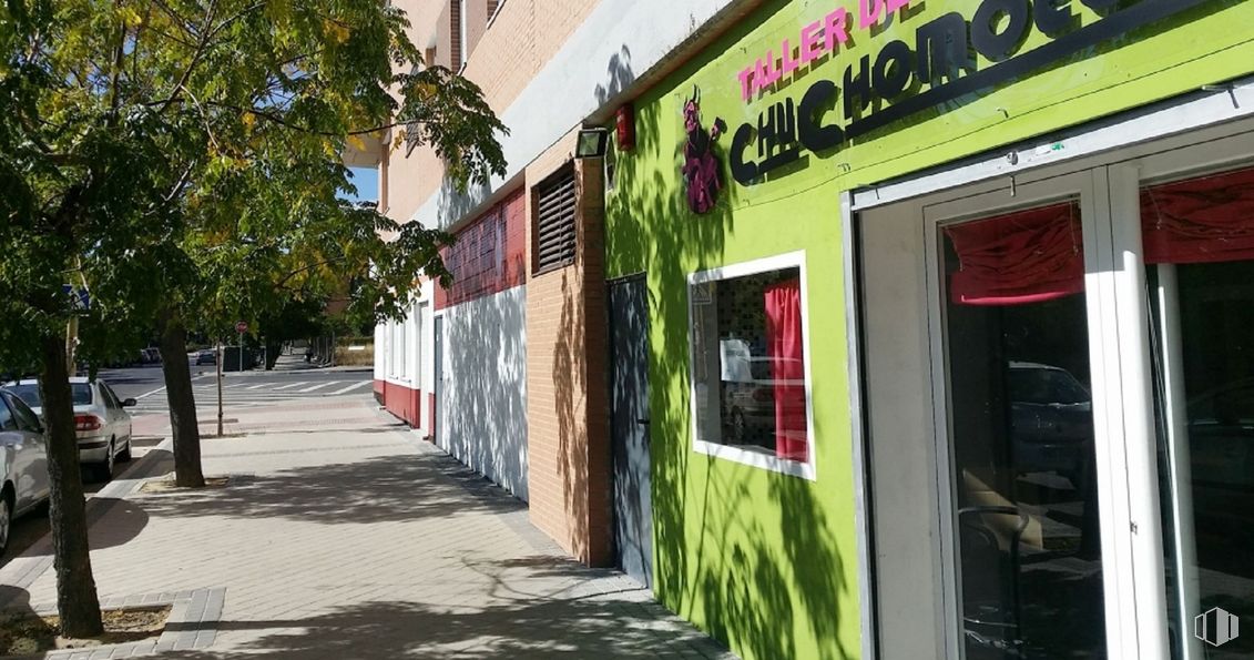 Local en alquiler y venta en Paseo Ginebra, 35, San Blas - Canillejas, Madrid, 28022 con coche, ventana, edificio, arquitectura, barrio, árbol, pared, superficie de la carretera, fachada y tintes y sombras alrededor