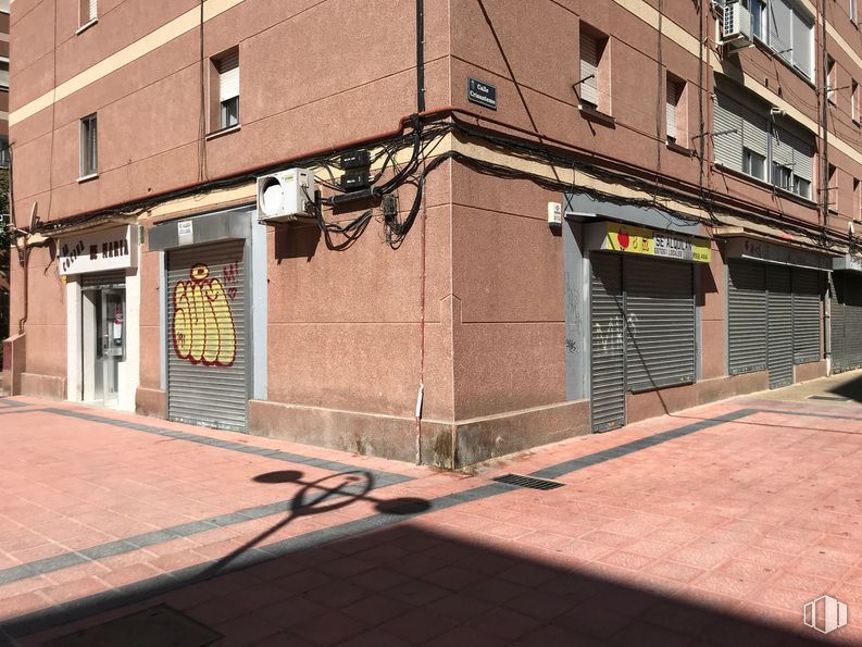 Local en alquiler en Calle Camelias, 5, Getafe, Madrid, 28903 con edificio, puerta, ventana, superficie de la carretera, madera, diseño urbano, albañilería, asfalto, acera y ladrillo alrededor