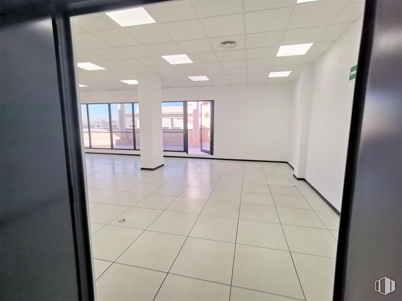 Office for rent at Edificio 1B (22-B), Polígono Industrial Vallecas, Villa de Vallecas, Madrid, 28031 with floor, flooring, interior design, ceiling, composite material, glass, door, commercial building, metal and tile flooring around