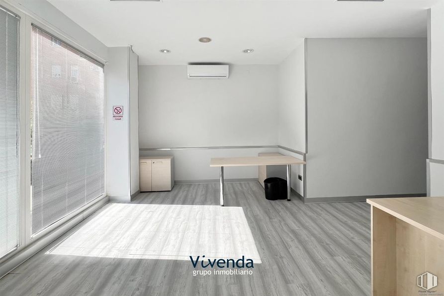 Retail for rent at Calle Villaamil, Móstoles, Madrid, 28934 with window blind, table, desk, flooring, floor, interior design, wood, ceiling, wood flooring and furniture around