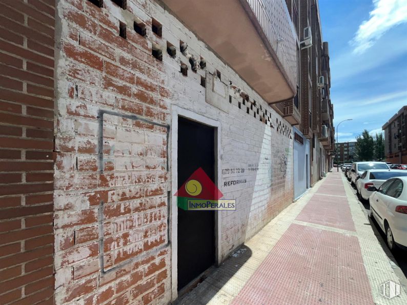 Retail for rent at Calle Getafe, 17, Parla, Madrid, 28980 with car, building, cloud, sky, brick, brickwork, architecture, road surface, tire and vehicle around