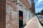 Retail for rent at Calle Getafe, 17, Parla, Madrid, 28980 with car, building, cloud, sky, brick, brickwork, architecture, road surface, tire and vehicle around