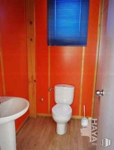 Industrial for sale at Calle Salmuero, 6, Chueca, Toledo, 45113 with toilet, window blind, sink, window, property, toilet seat, bathroom, blue, plumbing fixture and purple around