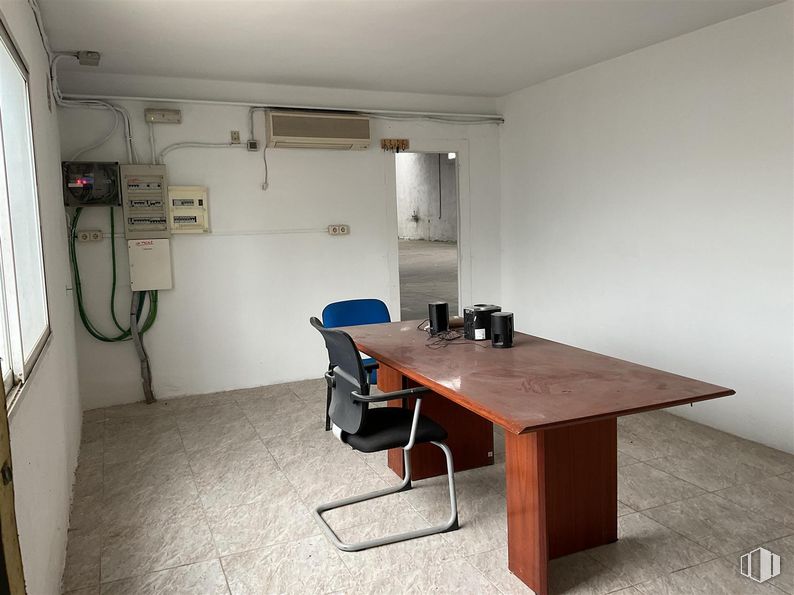 Nave en alquiler en Carretera Andalucía, 16, Getafe, Madrid, 28906 con silla, escritorio, mueble, suelos, silla de oficina, suelo, mesa, interiorismo, equipos de oficina y escritorio del ordenador alrededor