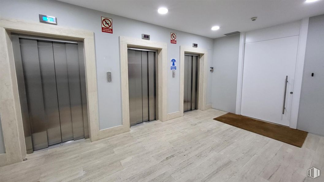 Oficina en alquiler en Edificio Cúspide, Paseo Castellana, 18, Salamanca, Madrid, 28046 con puerta, accesorio, madera, suelos, puerta de casa, edificio, gas, pintura, techo y madera dura alrededor