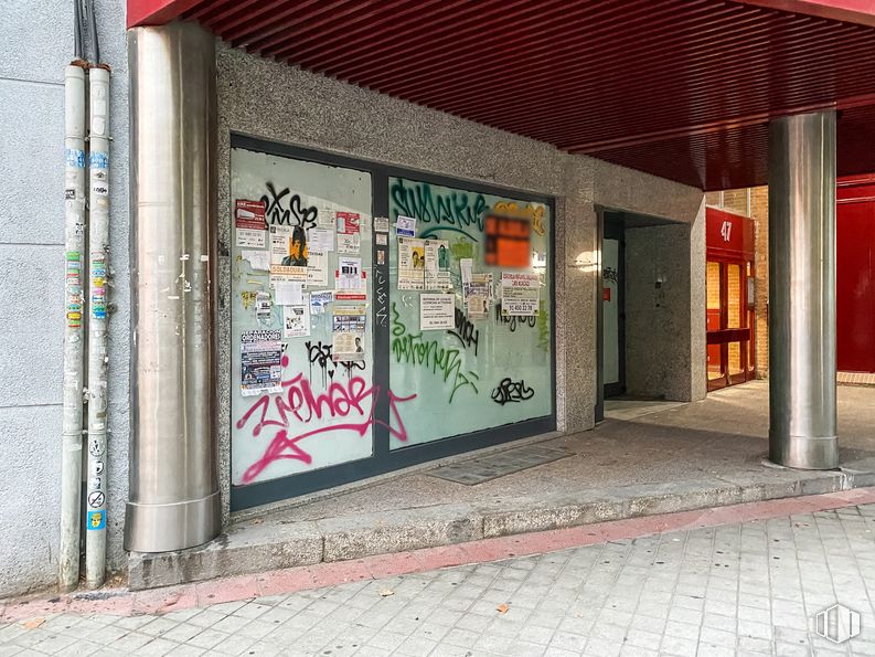 Local en alquiler y venta en Calle Francos Rodriguez, Tetuán, Madrid, 28039 con accesorio, arquitectura, arte, superficie de carretera, fachada, tintes y matices, ciudad, gas, acera y grafiti alrededor