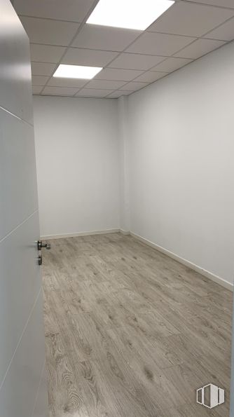 Local en alquiler en Paseo Conde de Sepulveda, 24, Segovia, 40006 con lámpara, alumbrado, suelos, suelo, pared, madera, suelos de madera, interiorismo, techo y suelo laminado alrededor