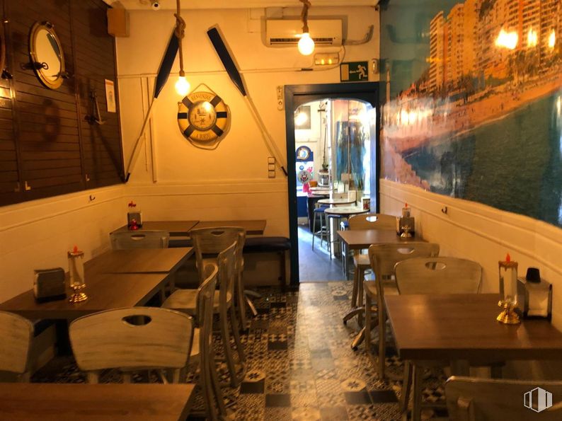 Retail for rent at Calle Alcala, Salamanca, Madrid, 28028 with table, kitchen & dining room table, table top, restaurant and chair around