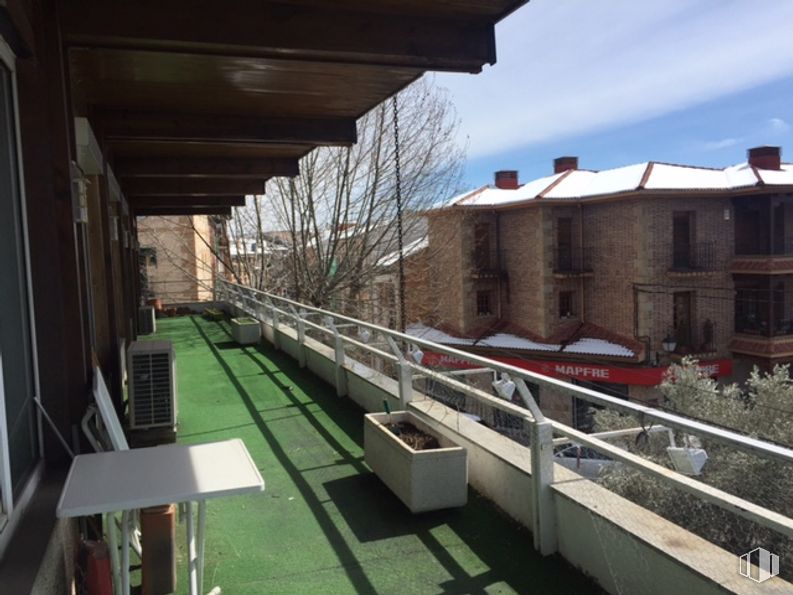 Office for sale at Paseo Álamos, 11, Miraflores de la Sierra, Madrid, 28792 with building, sky, wood, fence, tree, urban design, siding, cottage, cloud and roof around