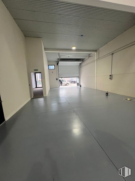 Nave en alquiler y venta en Calle Loeches, Alcorcón, Madrid, 28925 con edificio, accesorio, hall, suelos, suelo, madera, techo, casa, sombra y ventana alrededor