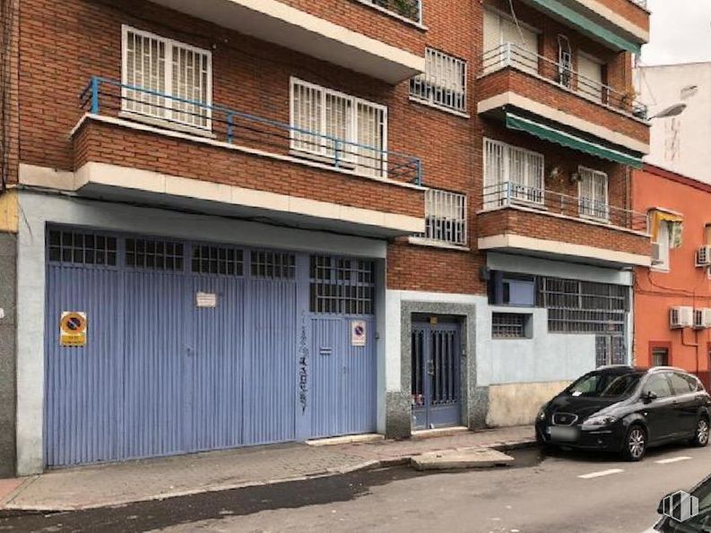 Local en venta en Calle Puerto de Arlabán, 71, Puente de Vallecas, Madrid, 28018 con puerta, ventana, coche, barrio, zona residencial, apartamento, asfalto, calle, condominio y acera alrededor