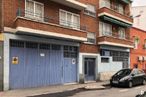 Retail for sale at Calle Puerto de Arlabán, 71, Puente de Vallecas, Madrid, 28018 with door, window, car, neighbourhood, residential area, apartment, asphalt, street, condominium and sidewalk around