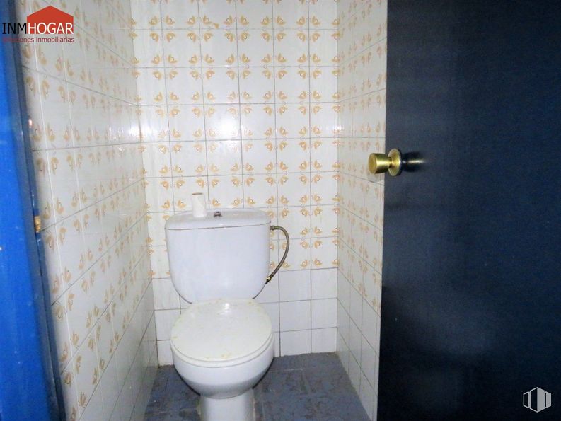 Retail for sale at Zona Huerta del Marqués, Arévalo, Ávila, 05200 with toilet, plumbing fixture, property, toilet seat, blue, bathroom, black, purple, line and plumbing around