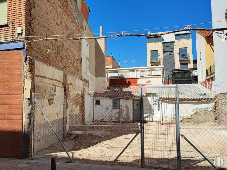 Suelo en venta en Calle Tomás García, Puente de Vallecas, Madrid, 28053 con edificio, cielo, ventana, casa, superficie de la carretera, accesorio, electricidad, tintes y matices, carretera y material compuesto alrededor