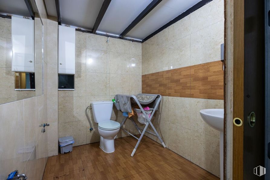 Industrial for sale at Calle José del Pino, 47, Villaverde, Madrid, 28021 with toilet, sink, wall, flooring, floor, wood, plumbing fixture, interior design, ceiling and lighting around