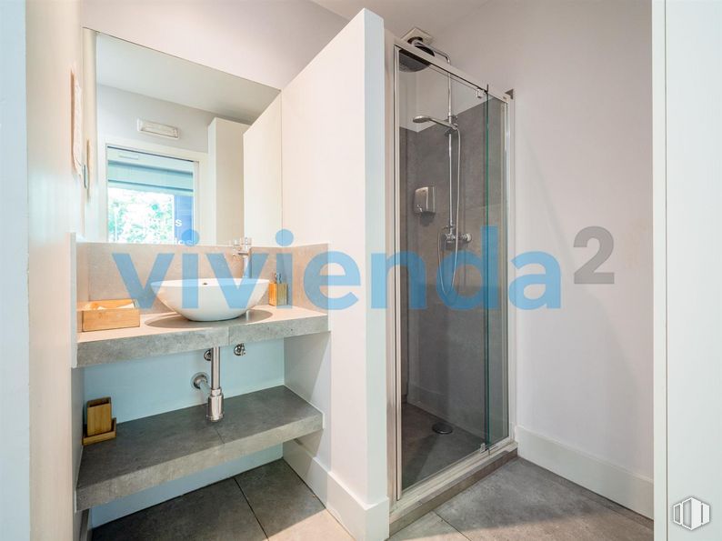 Local en alquiler y venta en Avenida Menéndez Pelayo, Retiro, Madrid, 28007 con ventana, fregadero, edificio, accesorio, grifo, espejo, interiorismo, cuarto de baño, suelos y material compuesto alrededor