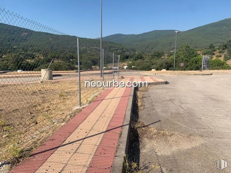 Land for sale at Calle Puente Pasil, El Tiemblo, Ávila, 05270 with sky, property, ecoregion, slope, land lot, street light, tree, plant, road surface and mountain around