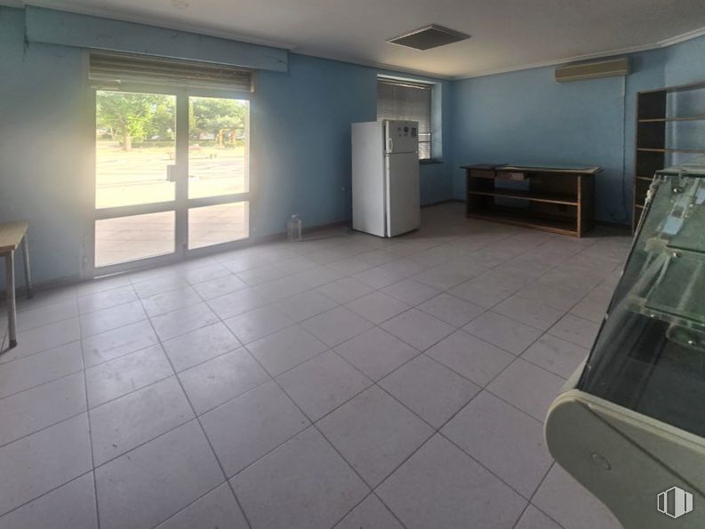 Retail for sale at Zona Santa María de Benquerencia, Toledo, 45007 with refrigerator, table, home appliance, door, property, fixture, interior design, flooring, floor and wood around