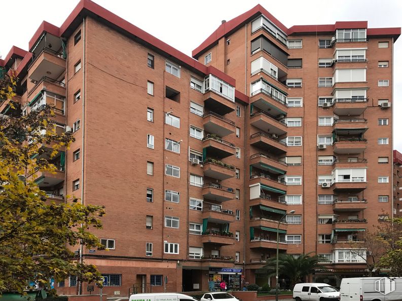 Local en venta en Calle Tribaldos, Hortaleza, Madrid, 28043 con edificio, día, ventana, cielo, rueda, coche, vehículo, neumático, bloque de torres y condominio alrededor