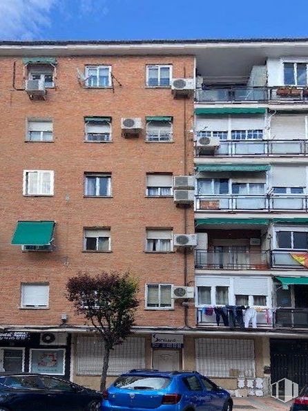 Local en venta en Zona centro, Getafe, Madrid, 28903 con coche, edificio, rueda, neumático, vehículo terrestre, luz de estacionamiento, vehículo, propiedad, ventana y azul alrededor