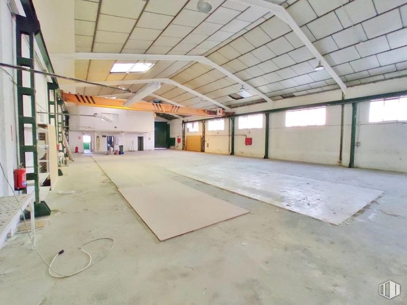 Industrial for sale at Polígono industrial, Arganda del Rey, Madrid, 28500 with window, flooring, floor, ceiling, lighting, hall, composite material, light fixture, beam and fluorescent lamp around