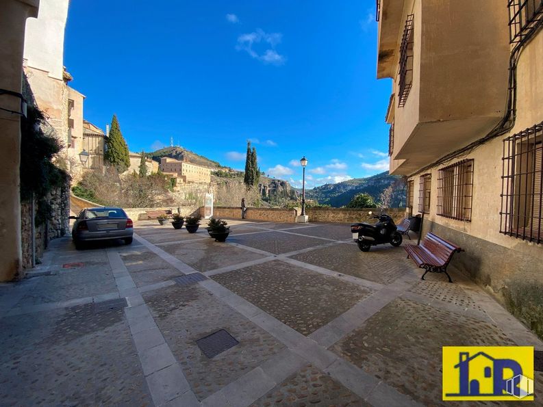 Local en alquiler y venta en Casco Antiguo, Cuenca, 16001 con coche, mesa de trabajo, edificio, rueda, cielo, neumático, vehículo terrestre, nube, vehículo y neumático de automoción alrededor