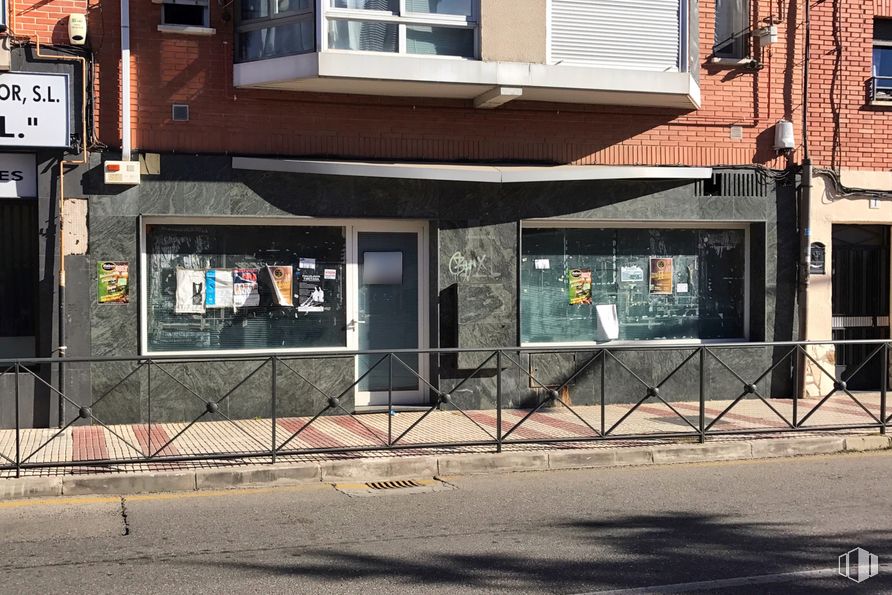 Retail for sale at Plaza Ramón y Cajal, Azuqueca de Henares, Guadalajara, 19200 with building, window, property, architecture, neighbourhood, wall, residential area, fence, facade and real estate around