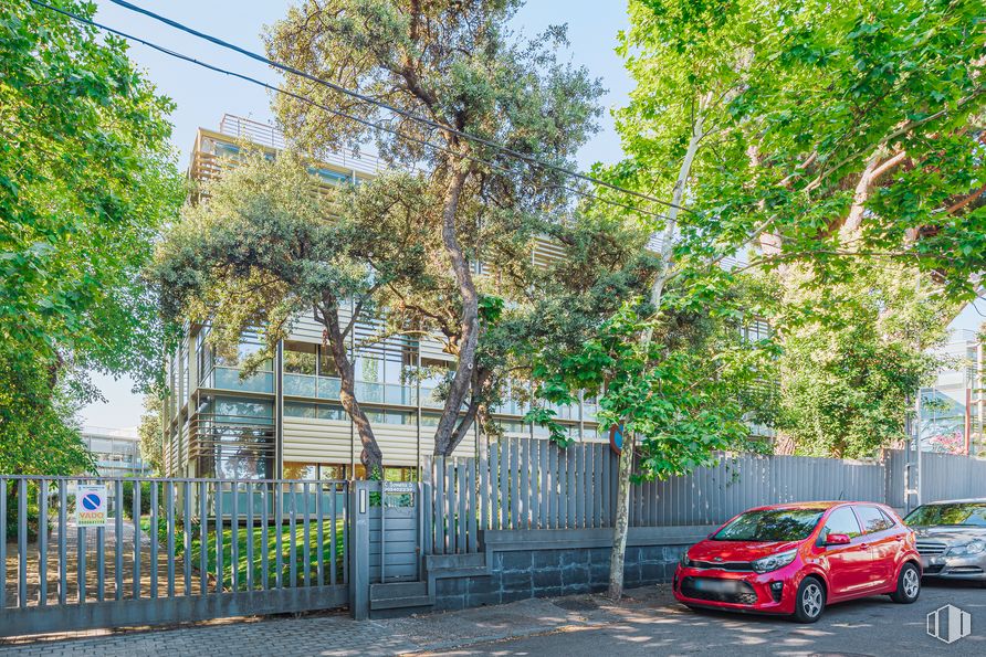 Oficina en alquiler en Edificio Margarita, Calle Somera, 5, Moncloa - Aravaca, Madrid, 28023 con coche, vehículo terrestre, neumático, propiedad, rueda, vehículo, edificio, árbol, iluminación automotriz y superficie de la carretera alrededor