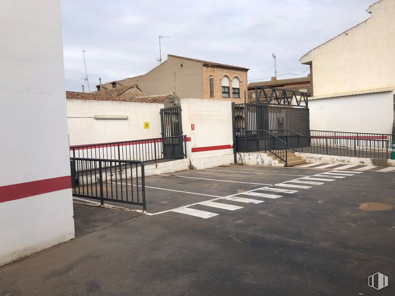 Retail for sale & for rent at Calle Toledo, 17, Sonseca, Toledo, 45100 with house, sky, cloud, road surface, asphalt, window, building, road, gas and shade around