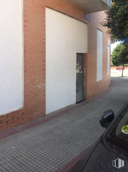 Local en alquiler en Calle San Francisco de Sales, 2, Villanueva del Pardillo, Madrid, 28229 con coche, planta, edificio, superficie de carretera, madera, gris, árbol, asfalto, piso y iluminación automotriz alrededor