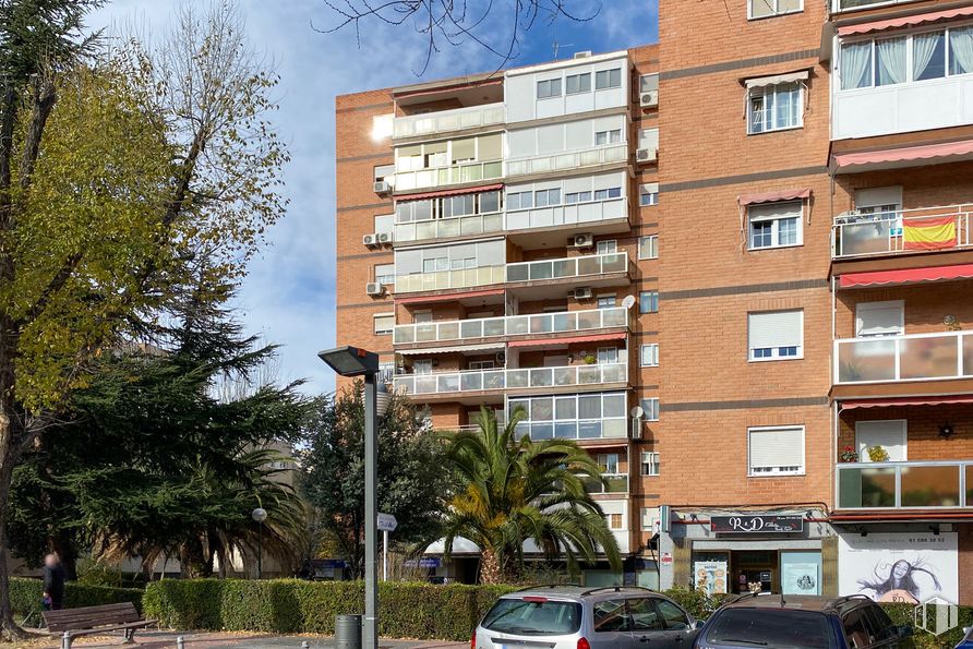 Local en alquiler en Calle México, 17, Coslada, Madrid, 28820 con coche, edificio, mesa de trabajo, vehículo terrestre, cielo, ventana, planta, vehículo, infraestructura y árbol alrededor