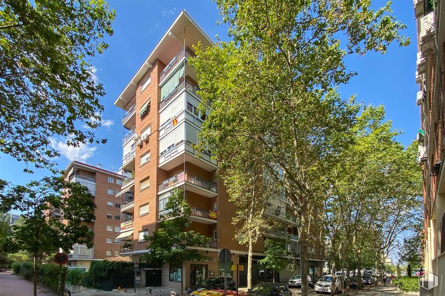 Retail for rent at Calle Mauricio Ravel, Chamartín, Madrid, 28046 with building, sky, plant, window, tree, tower block, urban design, condominium, neighbourhood and residential area around